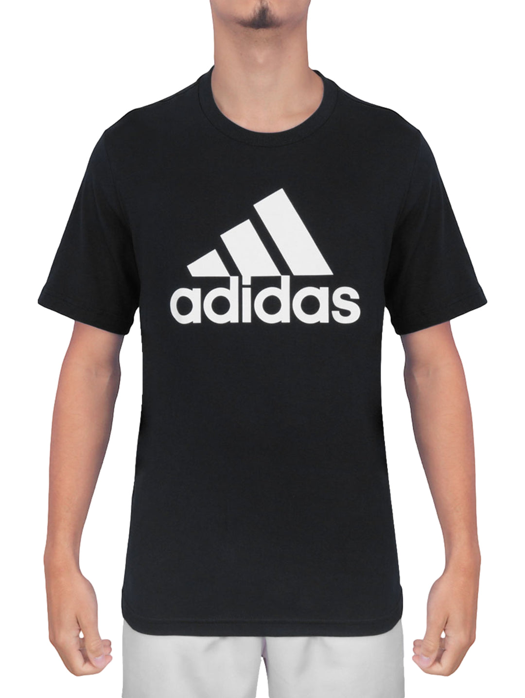 Playera deportiva Adidas de color negro con logotipo blanco en el pecho.