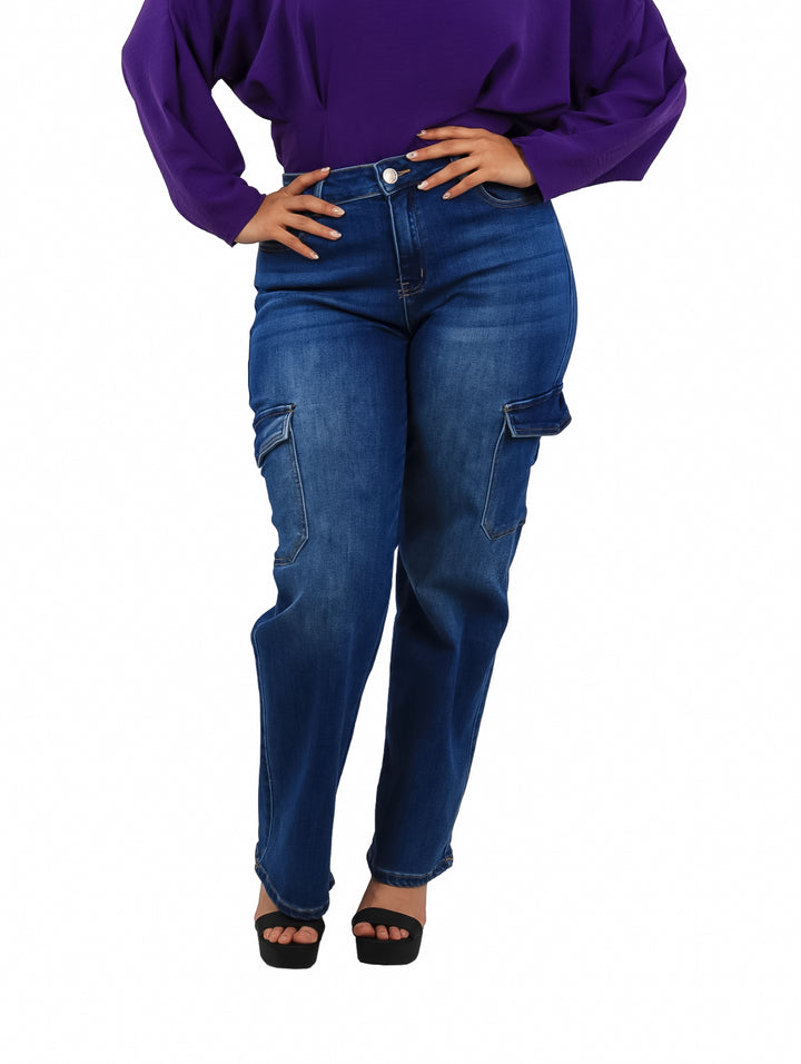 Pantalones cargo de mezclilla azul con efecto stone wash y bolsillos laterales.