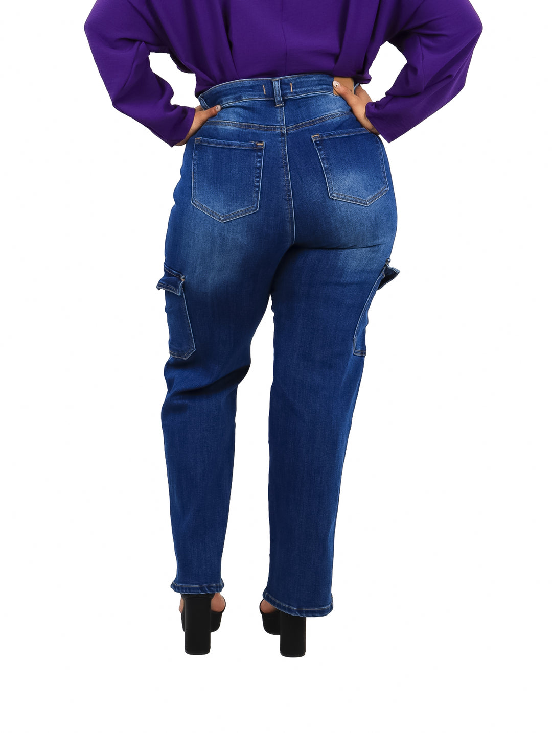Pantalones cargo de mezclilla azul con efecto stone wash y bolsillos laterales.