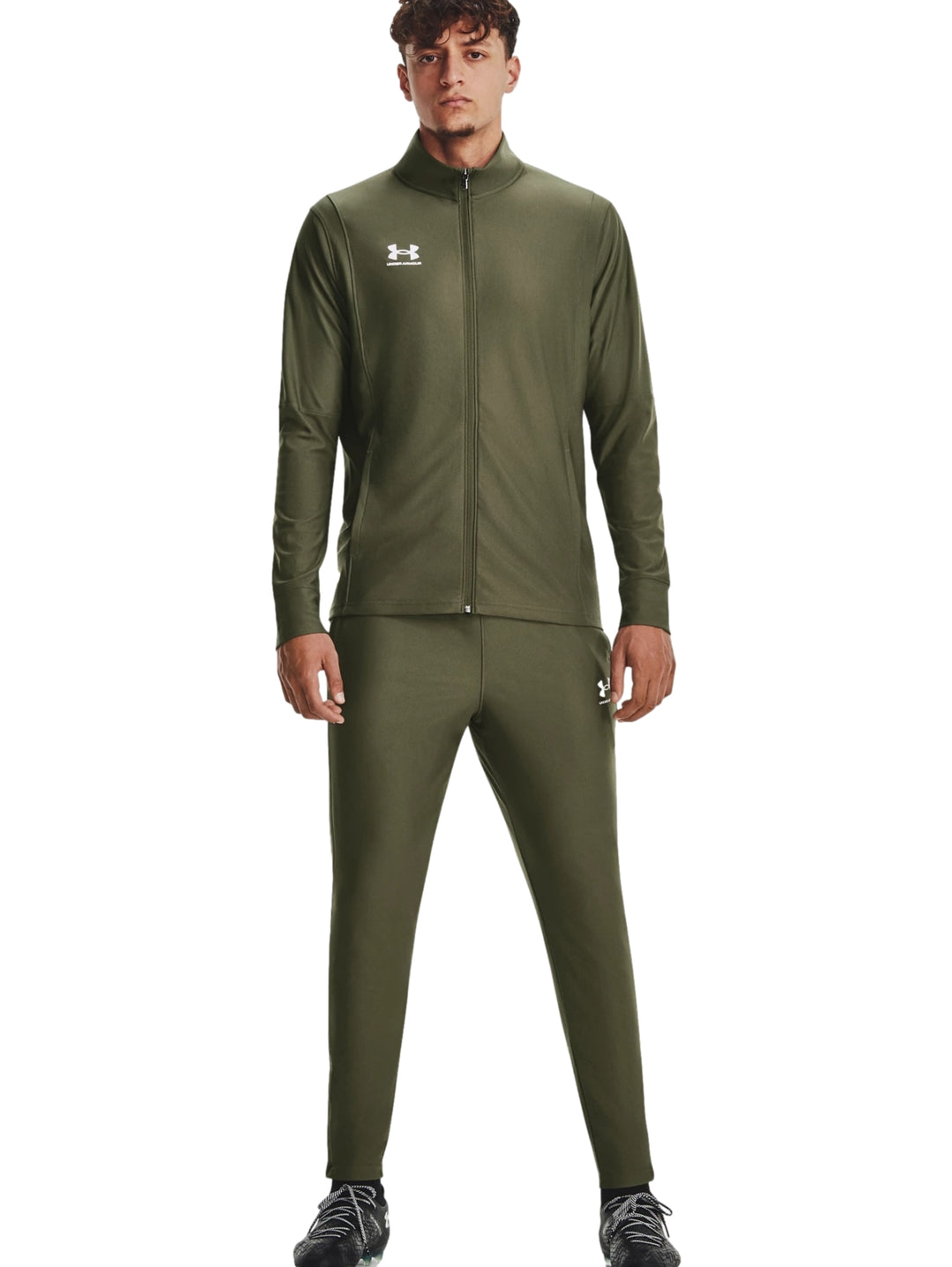Conjunto deportivo Under Armour de color verde oliva compuesto por chaqueta con cierre y pantalón.