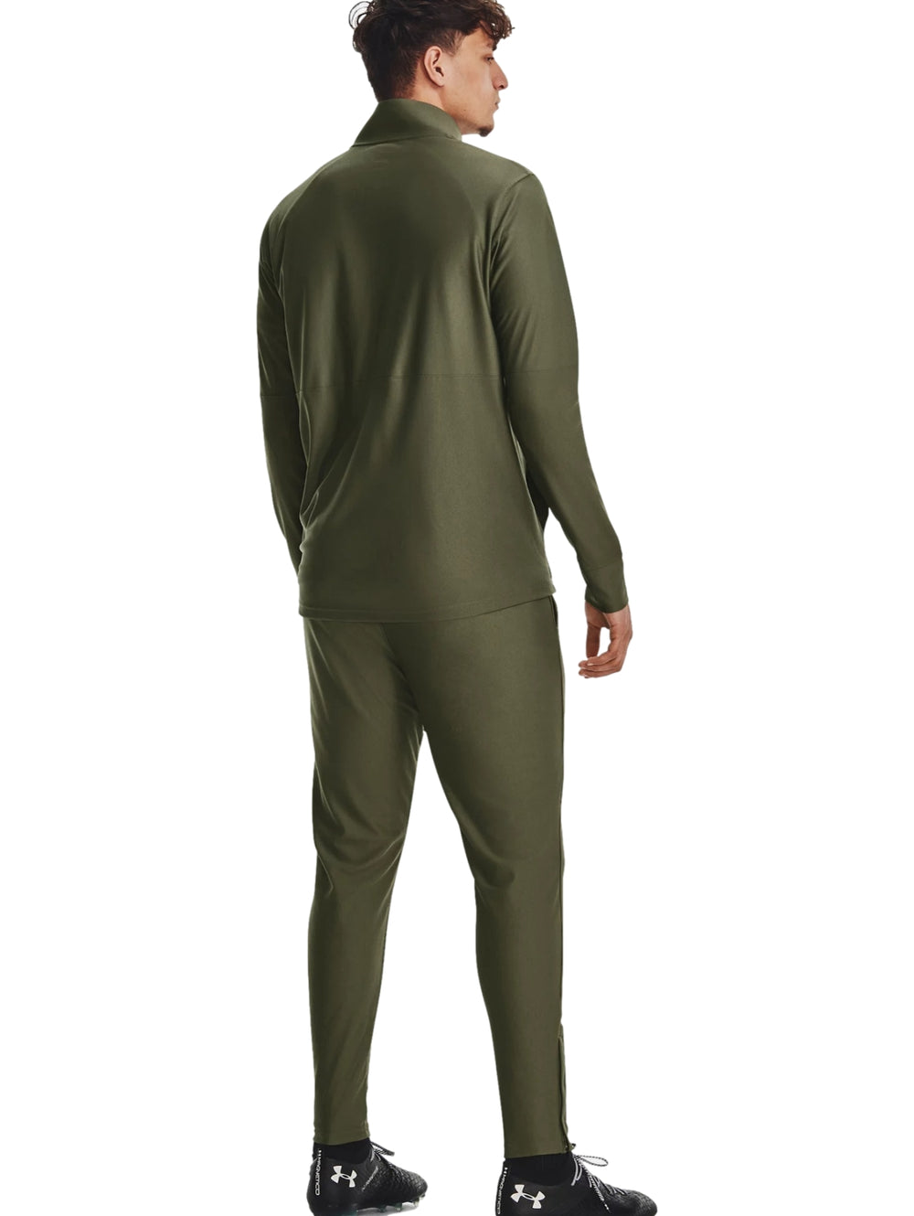 Conjunto deportivo Under Armour de color verde oliva compuesto por chaqueta con cierre y pantalón.