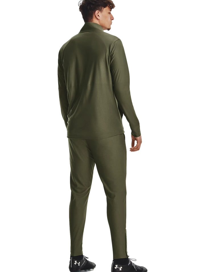 Conjunto deportivo Under Armour de color verde oliva compuesto por chaqueta con cierre y pantalón.