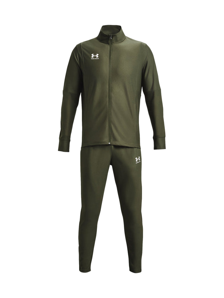 Conjunto deportivo Under Armour de color verde oliva compuesto por chaqueta con cierre y pantalón.