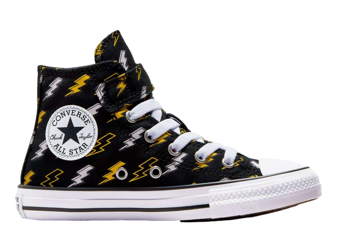 Tenis Converse Chuck Taylor All Star negros con estampado de rayos amarillos y blancos, cuello alto y suela blanca.