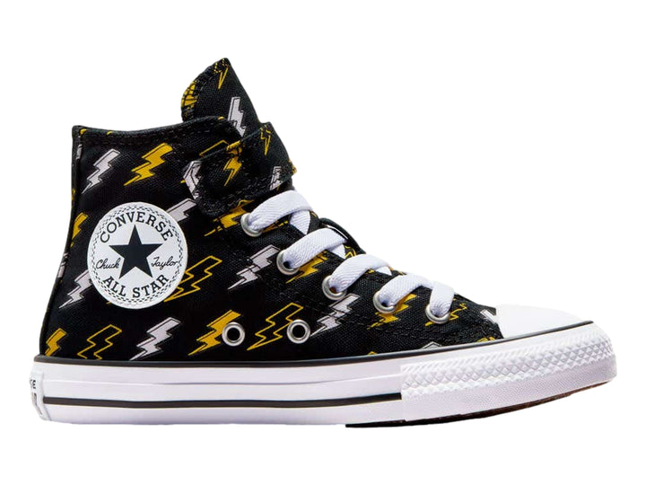 Tenis Converse Chuck Taylor All Star negros con estampado de rayos amarillos y blancos, cuello alto y suela blanca.