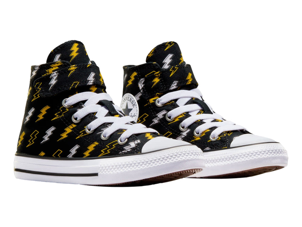 Tenis Converse Chuck Taylor All Star negros con estampado de rayos amarillos y blancos, cuello alto y suela blanca.