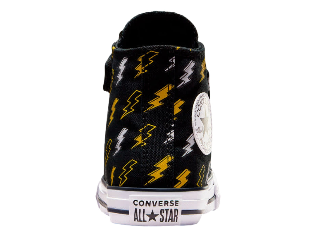 Tenis Converse Chuck Taylor All Star negros con estampado de rayos amarillos y blancos, cuello alto y suela blanca.