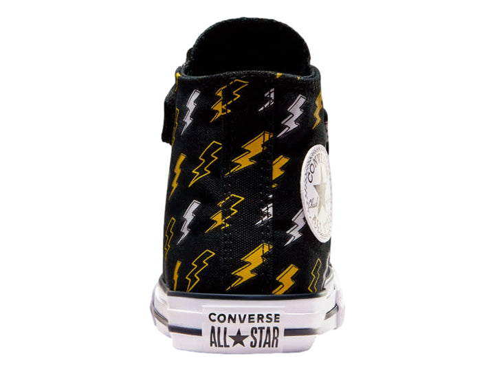 Tenis Converse Chuck Taylor All Star negros con estampado de rayos amarillos y blancos, cuello alto y suela blanca.
