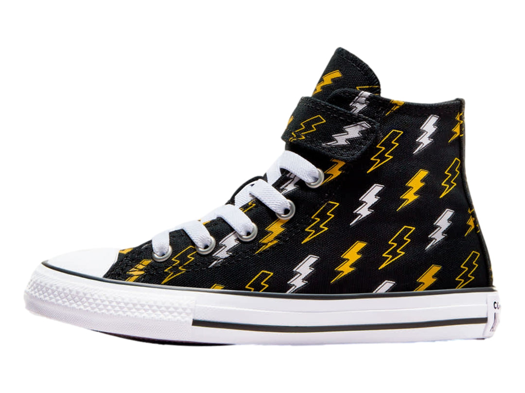 Tenis Converse Chuck Taylor All Star negros con estampado de rayos amarillos y blancos, cuello alto y suela blanca.