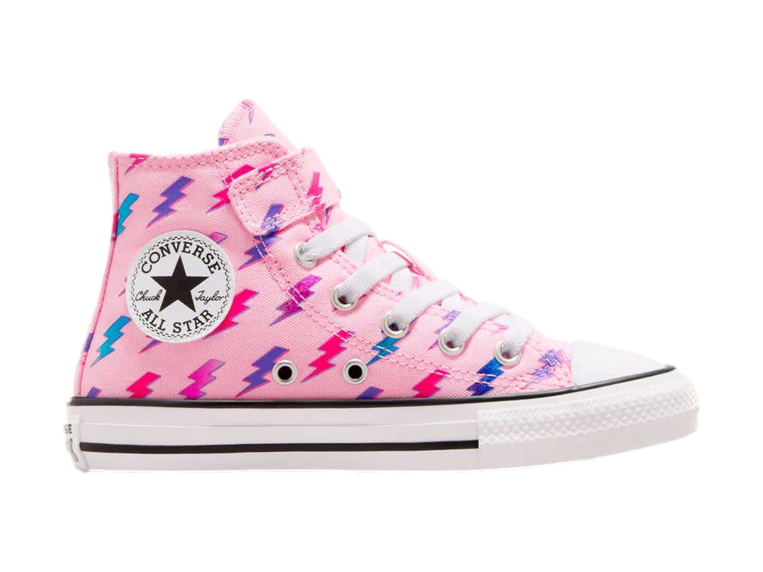Tenis Converse de bota color rosa con estampado de rayos multicolores y suela blanca.