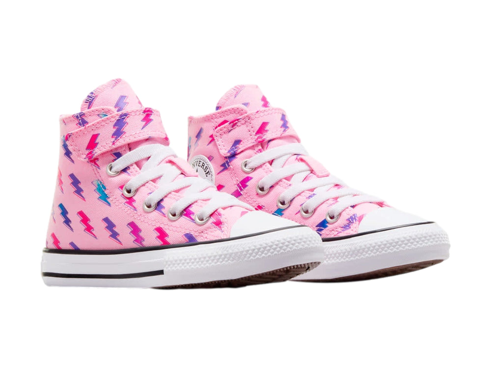 Tenis Converse de bota color rosa con estampado de rayos multicolores y suela blanca.