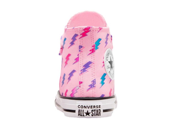 Tenis Converse de bota color rosa con estampado de rayos multicolores y suela blanca.