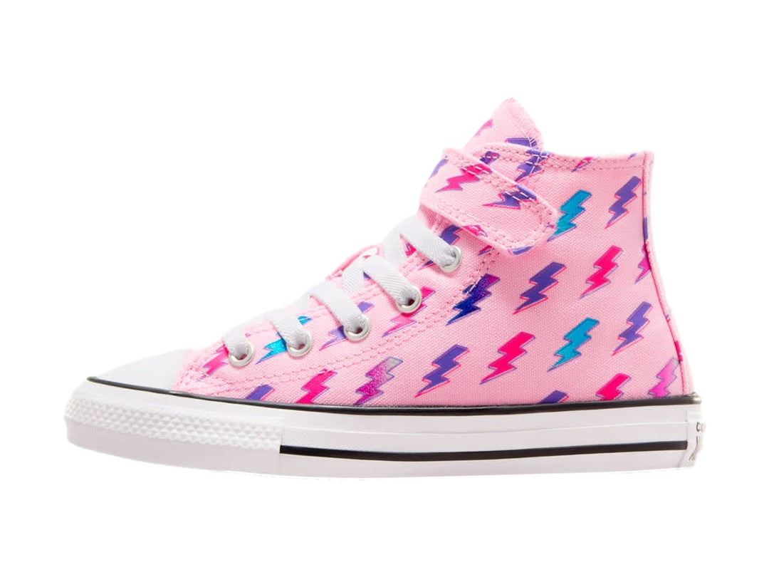 Tenis Converse de bota color rosa con estampado de rayos multicolores y suela blanca.