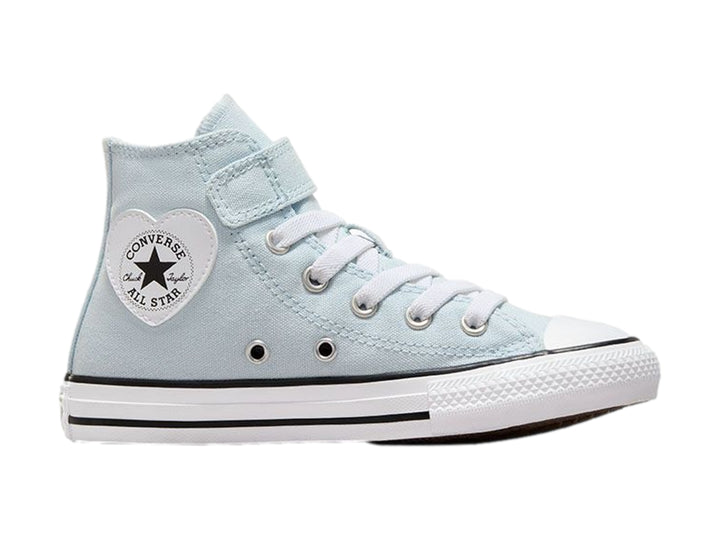 Tenis Converse azul claro para niña con parche de corazón blanco y suela blanca.
