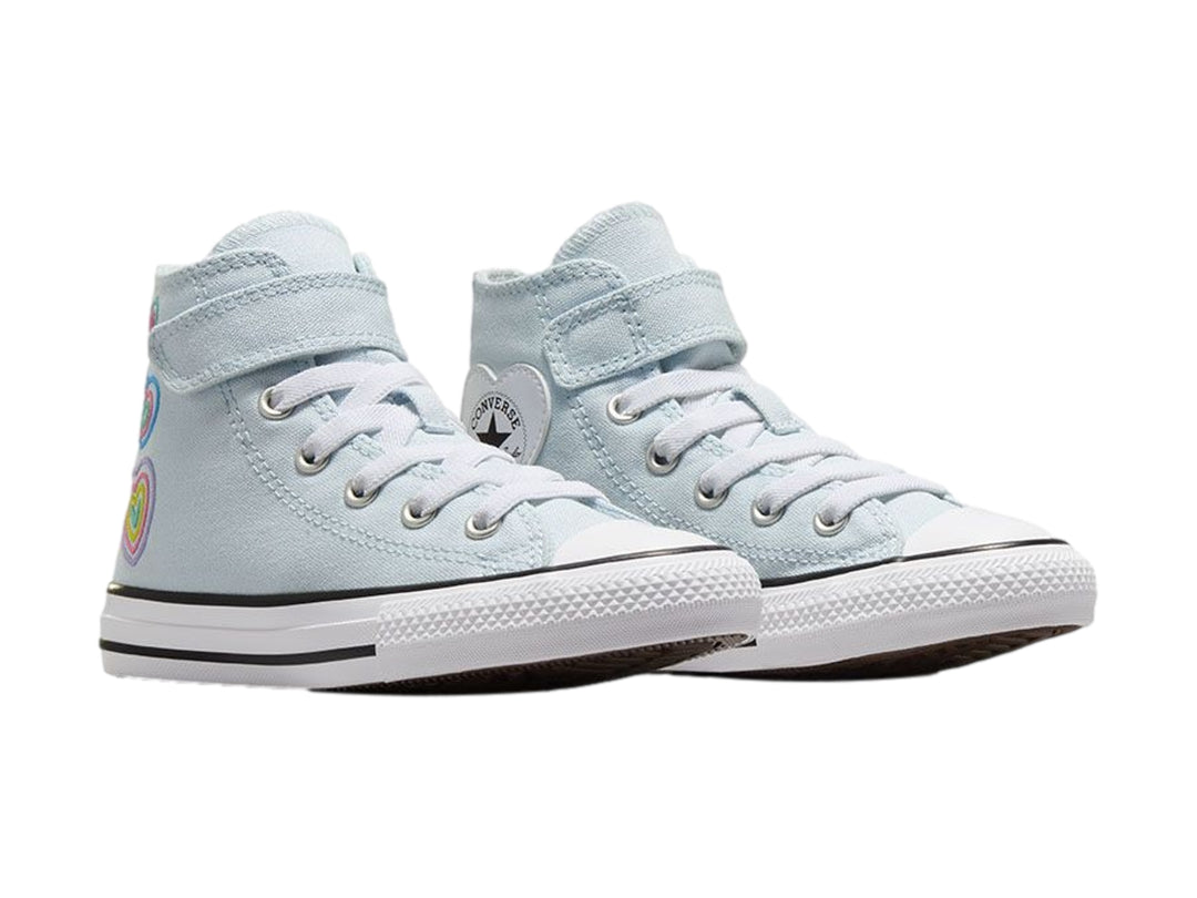 Tenis Converse azul claro para niña con parche de corazón blanco y suela blanca.