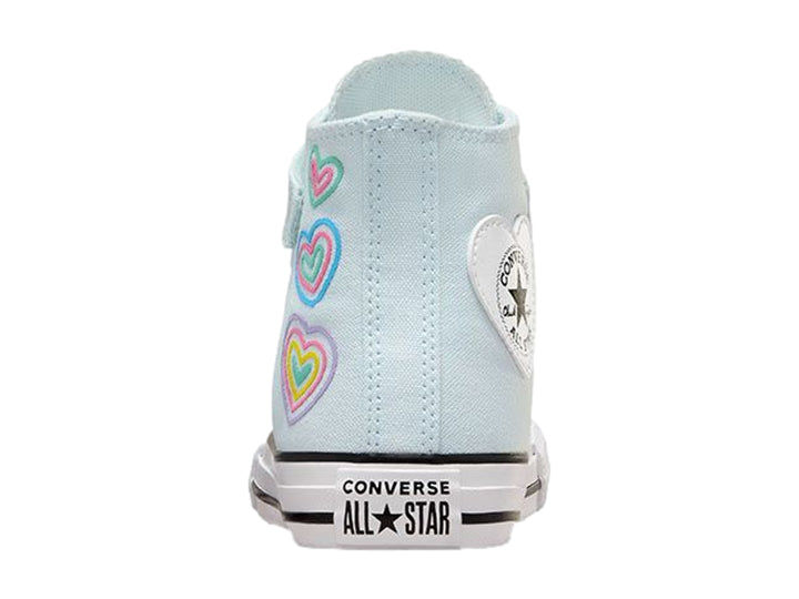 Tenis Converse azul claro para niña con parche de corazón blanco y suela blanca.