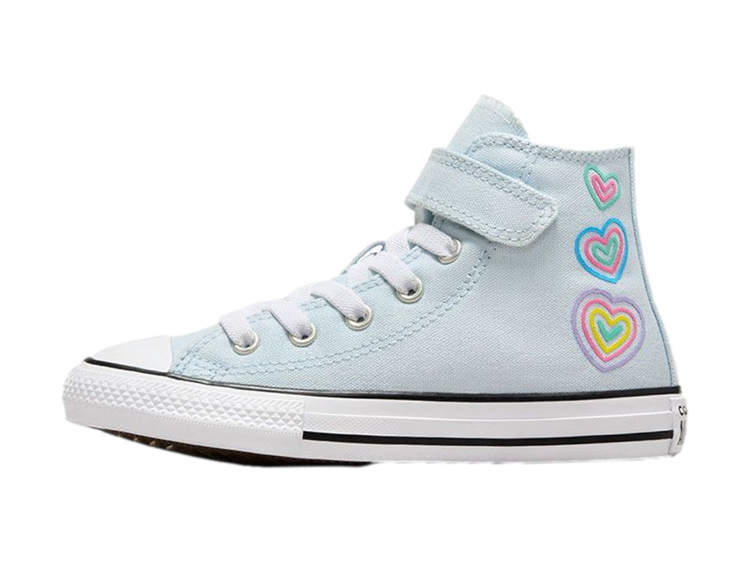 Tenis Converse azul claro para niña con parche de corazón blanco y suela blanca.