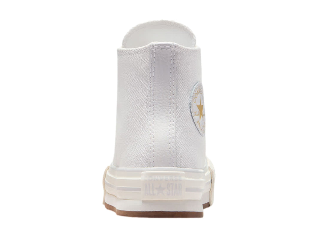 Tenis Converse Chuck Taylor All Star de bota alta en color gris claro con plataforma blanca y detalles dorados.