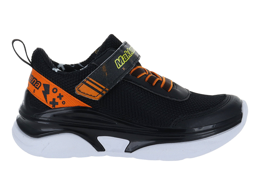 Tenis deportivos infantiles color negro con detalles en naranja y suela blanca.