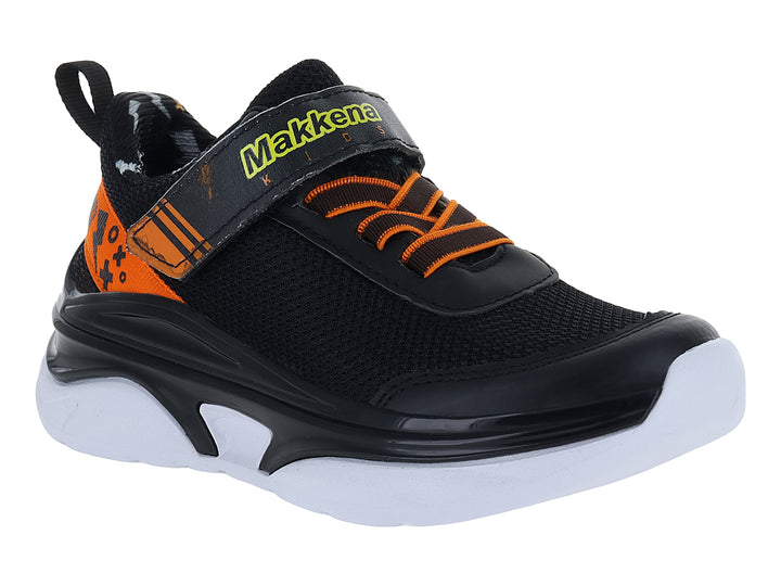 Tenis deportivos infantiles color negro con detalles en naranja y suela blanca.