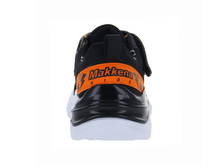 Tenis deportivos infantiles color negro con detalles en naranja y suela blanca.