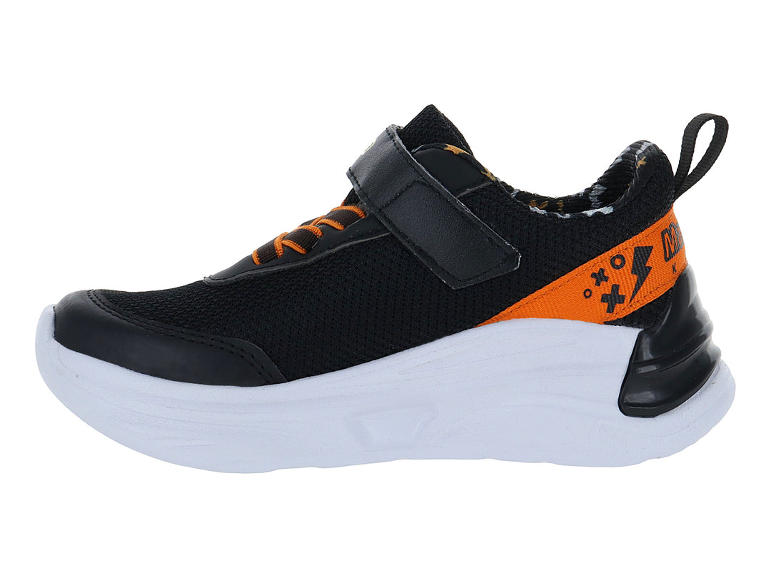 Tenis deportivos infantiles color negro con detalles en naranja y suela blanca.