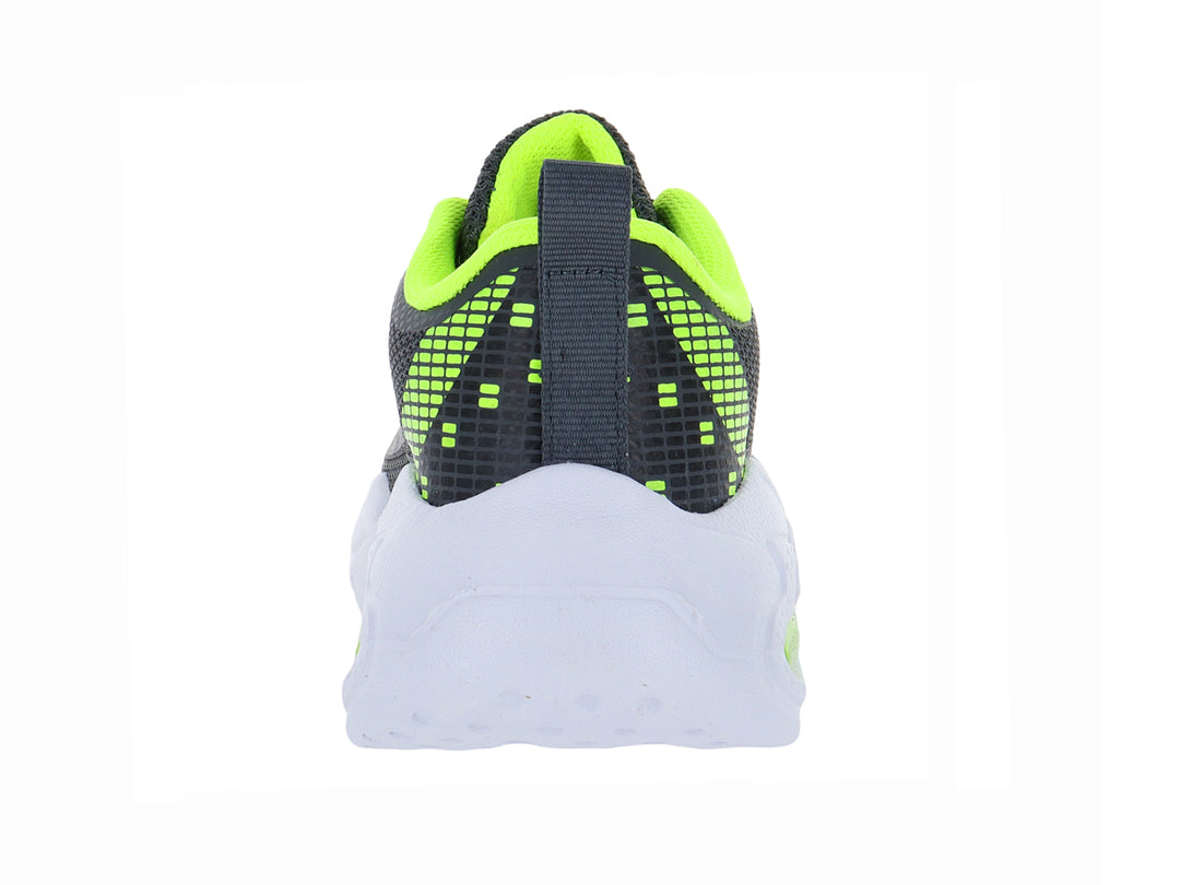 Tenis deportivos infantiles color gris con detalles en amarillo neón y suela blanca gruesa.