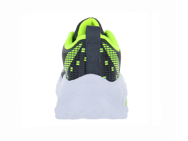 Tenis deportivos infantiles color gris con detalles en amarillo neón y suela blanca gruesa.