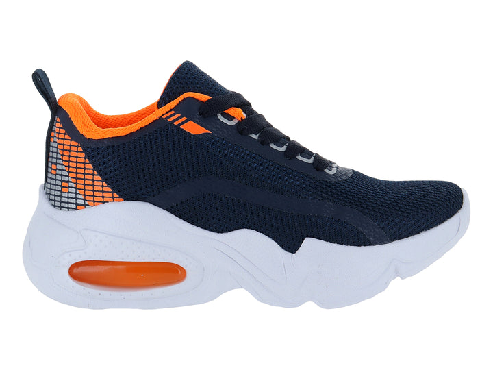 Tenis deportivos para niño en color azul marino con detalles en naranja y suela blanca gruesa.