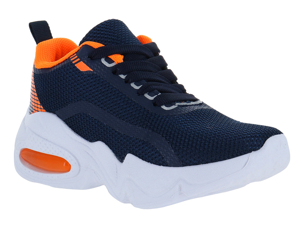 Tenis deportivos para niño en color azul marino con detalles en naranja y suela blanca gruesa.