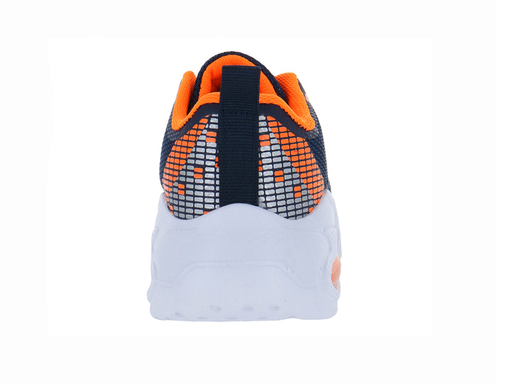 Tenis deportivos para niño en color azul marino con detalles en naranja y suela blanca gruesa.