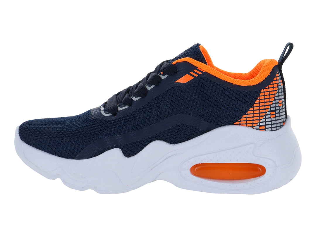 Tenis deportivos para niño en color azul marino con detalles en naranja y suela blanca gruesa.