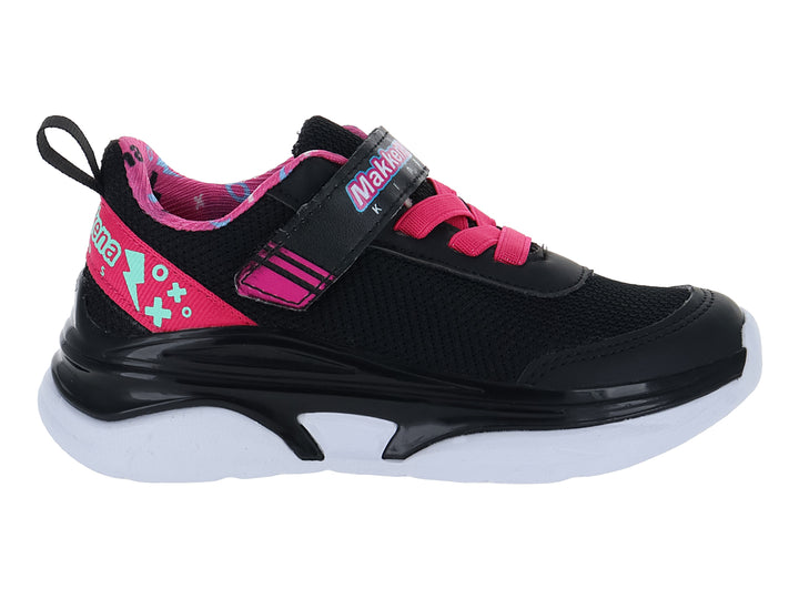 Tenis deportivos infantiles color negro con detalles en fucsia y suela blanca.