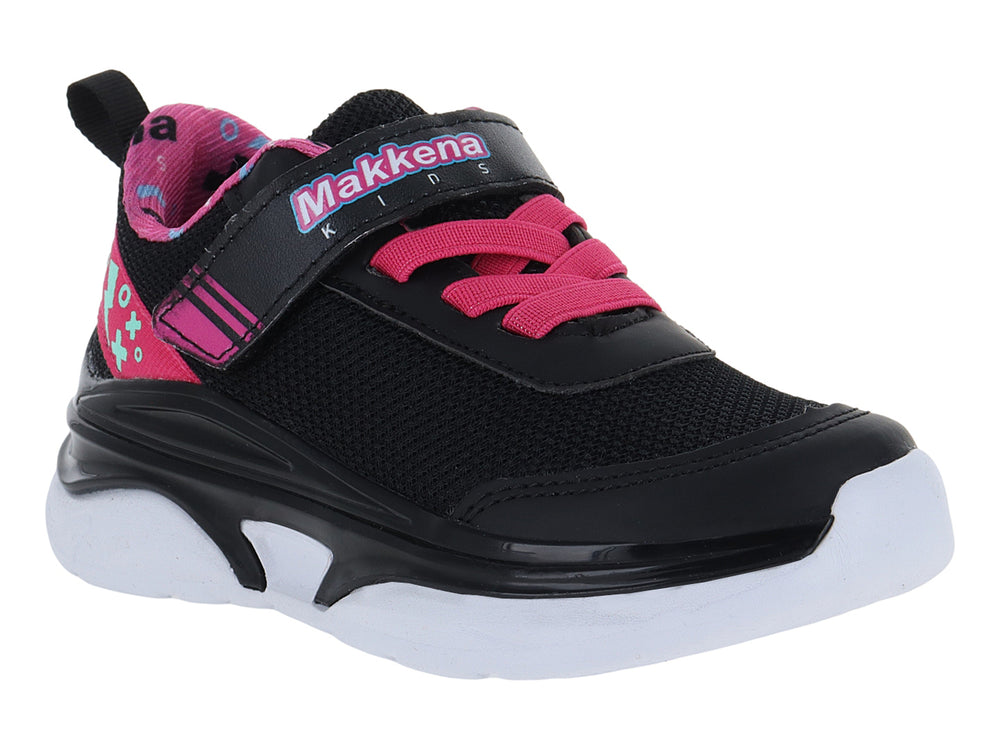 Tenis deportivos infantiles color negro con detalles en fucsia y suela blanca.