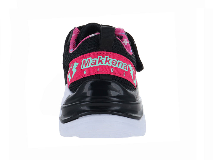 Tenis deportivos infantiles color negro con detalles en fucsia y suela blanca.