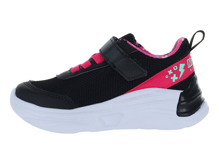 Tenis deportivos infantiles color negro con detalles en fucsia y suela blanca.