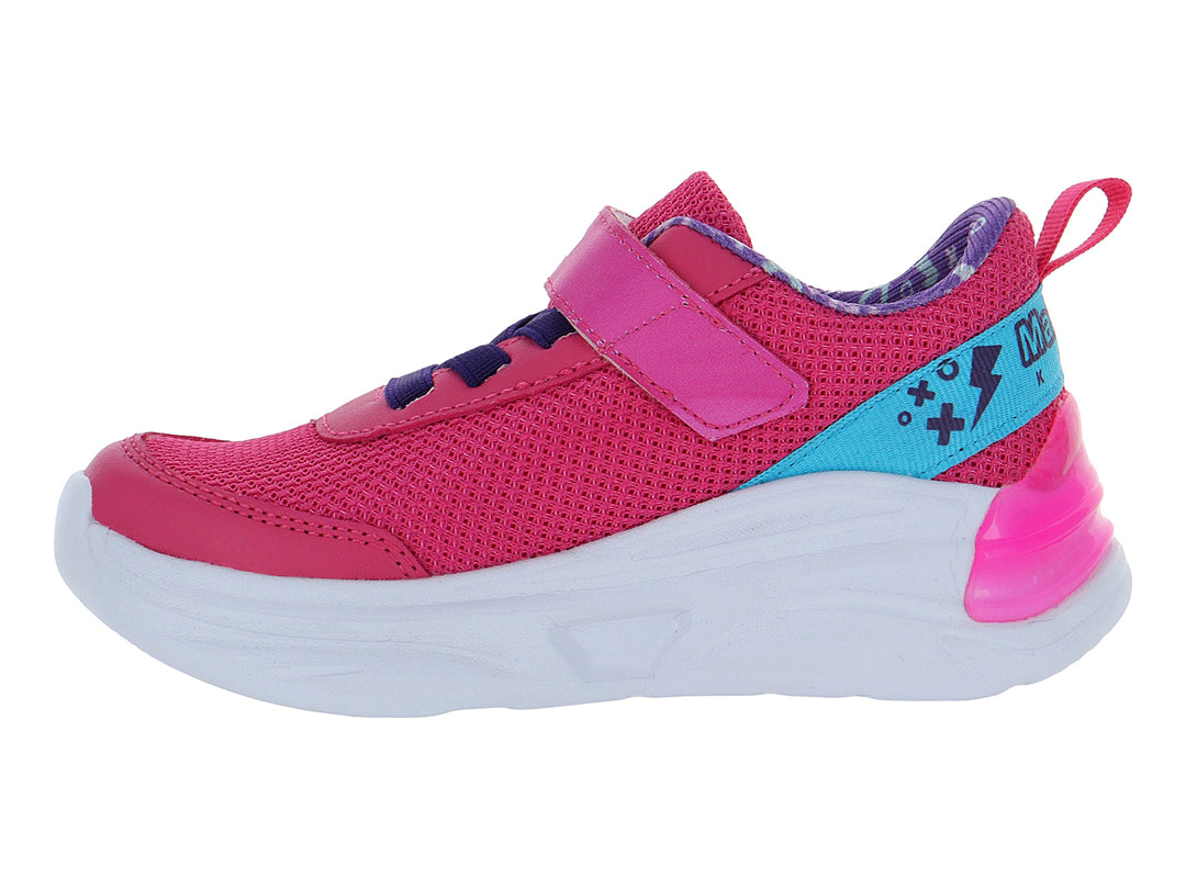 Tenis deportivos para niña en color fucsia y lila con cierre de velcro y suela blanca.