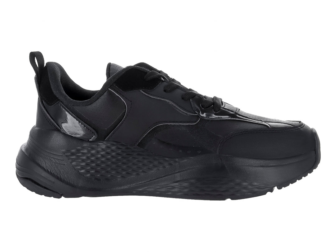 Tenis deportivos color negro con detalles brillantes y suela gruesa texturizada.