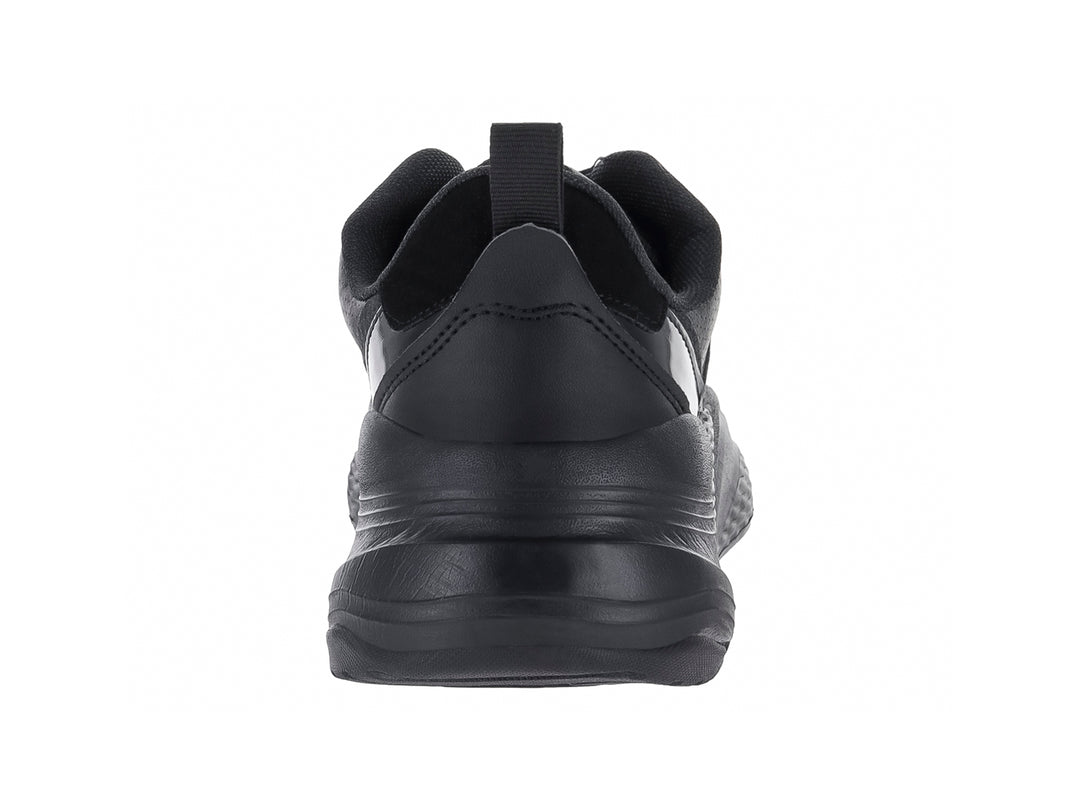 Tenis deportivos color negro con detalles brillantes y suela gruesa texturizada.