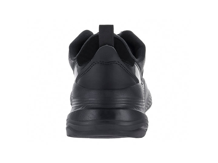 Tenis deportivos color negro con detalles brillantes y suela gruesa texturizada.