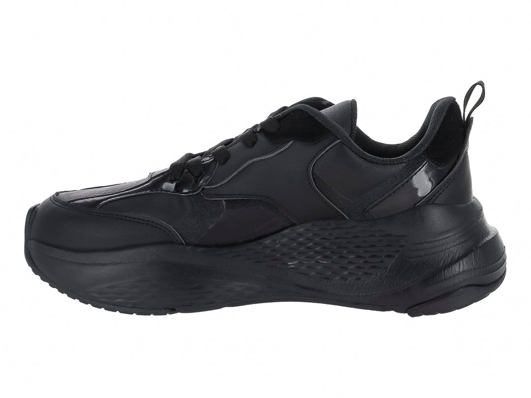 Tenis deportivos color negro con detalles brillantes y suela gruesa texturizada.