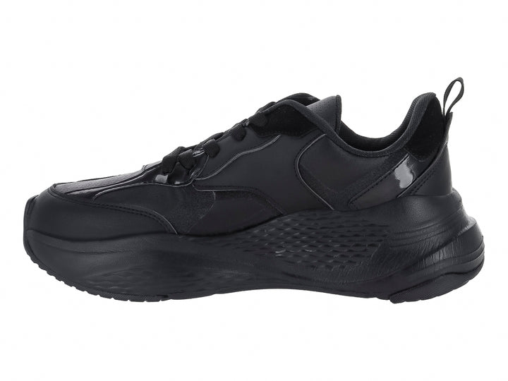 Tenis deportivos color negro con detalles brillantes y suela gruesa texturizada.