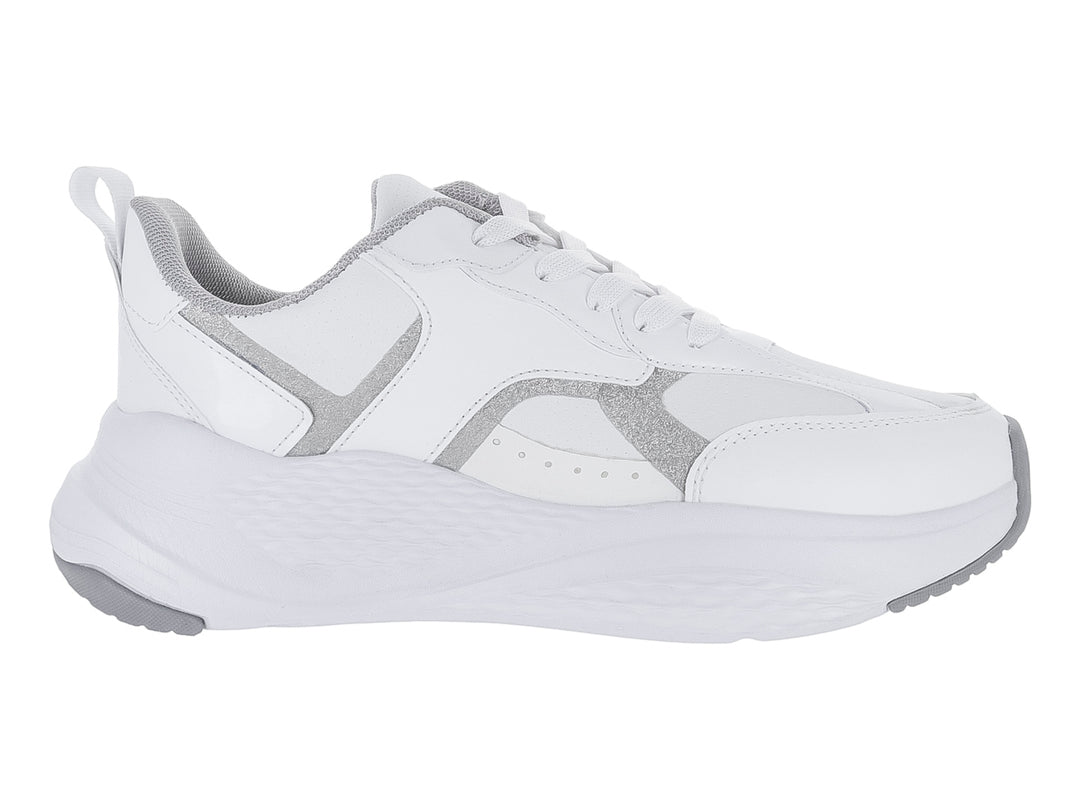 Tenis deportivos color blanco con detalles en plata y suela gruesa blanca.