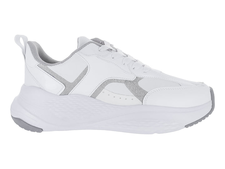 Tenis deportivos color blanco con detalles en plata y suela gruesa blanca.