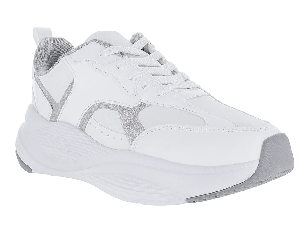 Tenis deportivos color blanco con detalles en plata y suela gruesa blanca.