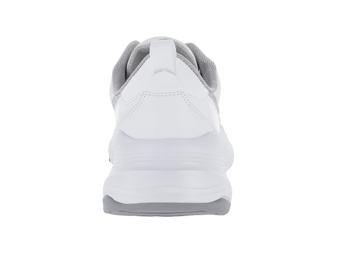 Tenis deportivos color blanco con detalles en plata y suela gruesa blanca.