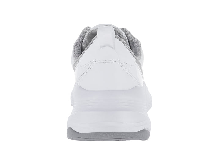 Tenis deportivos color blanco con detalles en plata y suela gruesa blanca.