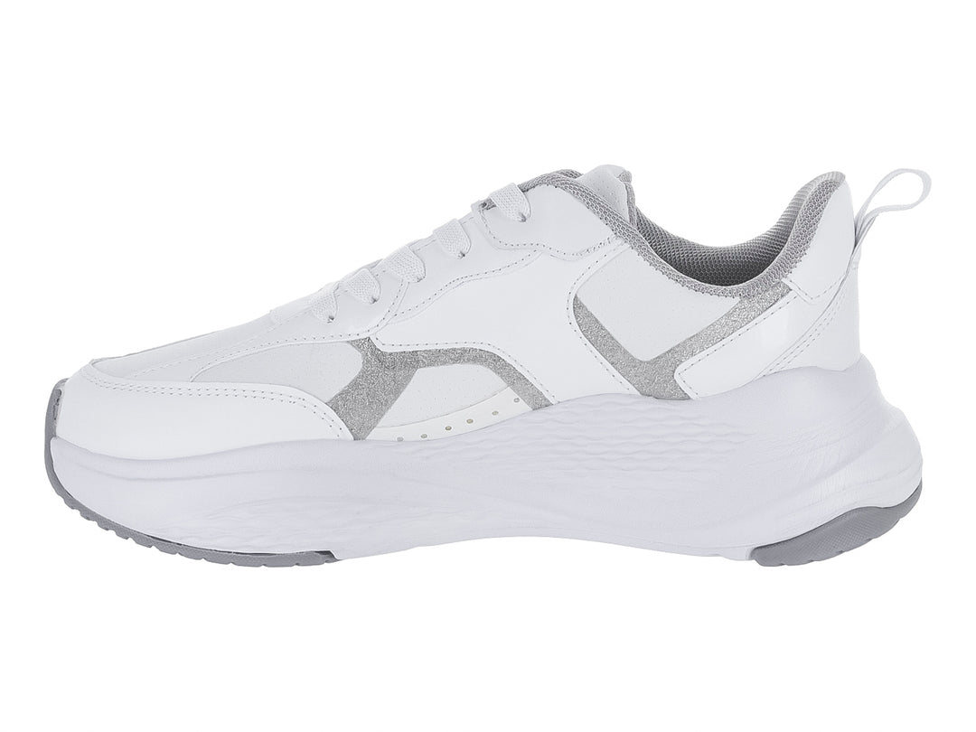 Tenis deportivos color blanco con detalles en plata y suela gruesa blanca.