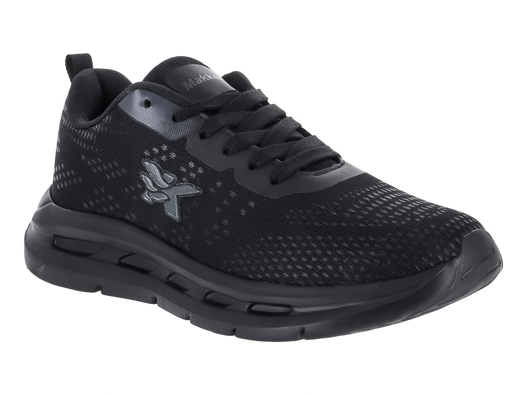 Tenis deportivos de color negro con malla transpirable y suela gruesa.