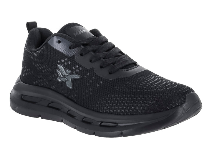 Tenis deportivos de color negro con malla transpirable y suela gruesa.